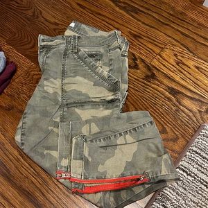 Joie camo jeans. Park skinny with red detail by the ankle in zipper.